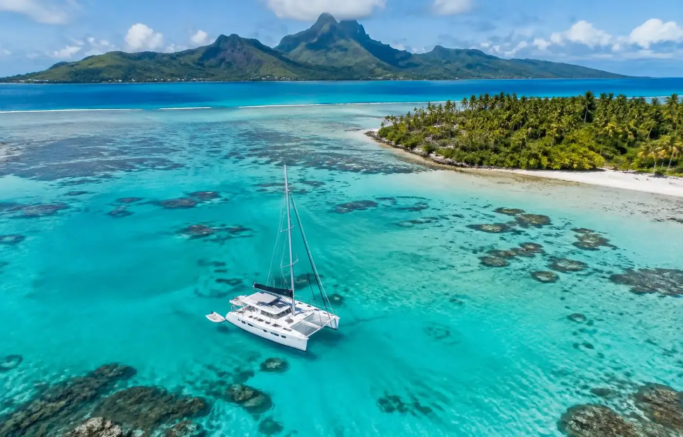Catamarano ancorato nella laguna di Taha'a