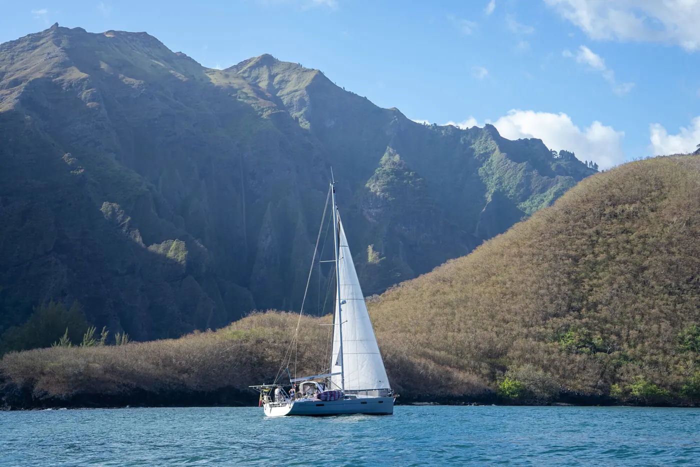 Barca a vela nella baia di Moorea tra le montagne