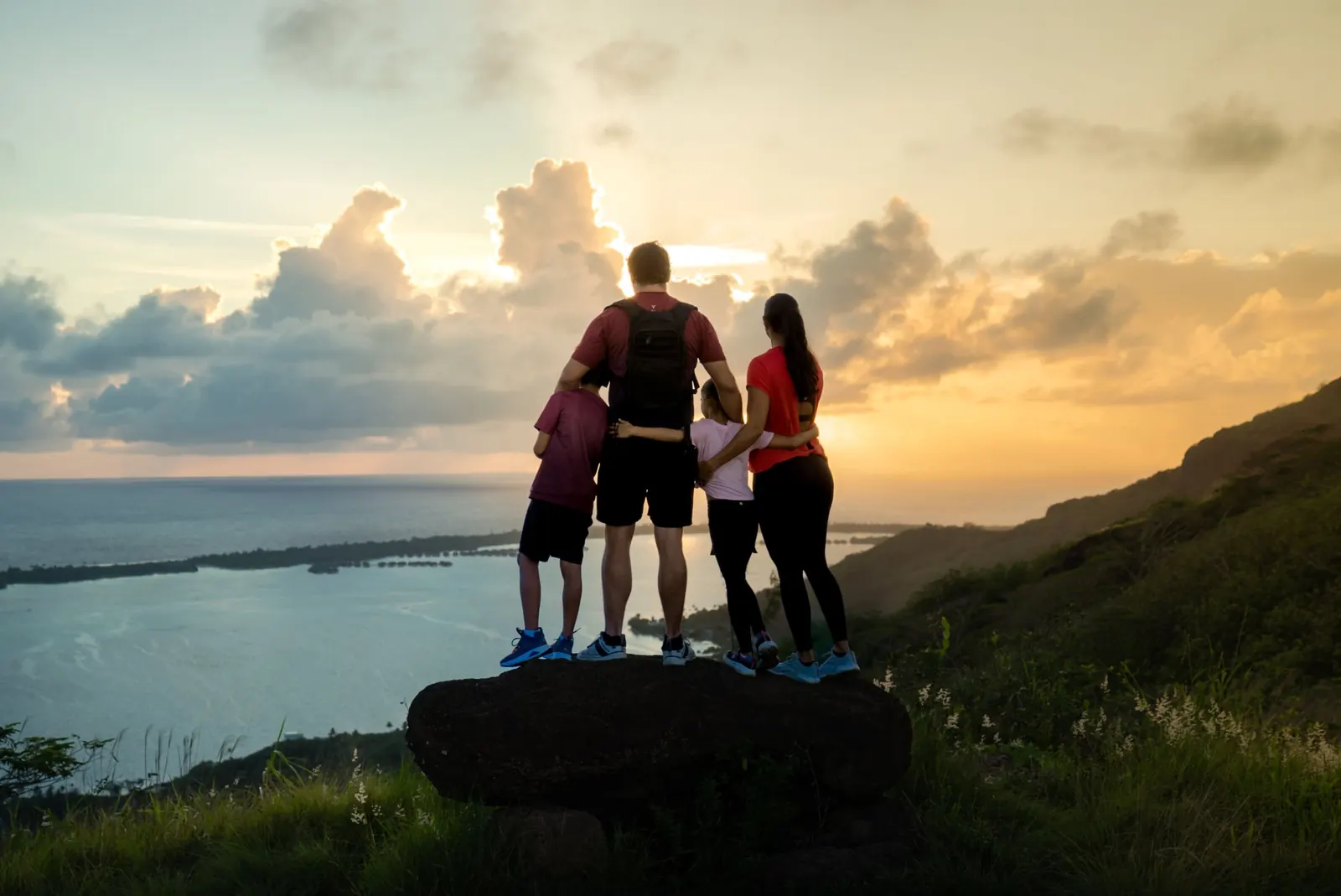 Escursionista su un crinale di Moorea